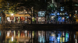 abends am Ufer des hồ Trúc Bạch in Hanoi