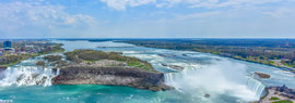 die Niagara Falls - von rechts nach links: der Horseshoe Falls (Ontario - Kanada), der Bridal Veil Falls und der American Falls (beide Bundesstaat New York - USA), vom Skylon Tower aus gesehen