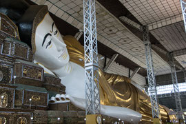 Der Shwethalyaung-Buddha,  eine 55 m lange und 16 m hohe liegende Buddhafigur in der Stadt Bago (der zweitgrösste liegende Buddha der Welt)