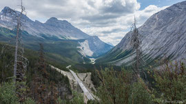 Aussicht vom Viewpoint 'The Big Bend' auf den 'Icefields Parkway' 
