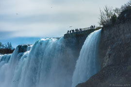 Blick von der Maid of the Mist auf die amerikanischen Fälle American Falls (links der Plattform) und Bridal Veil Falls (rechts von der Plattform)