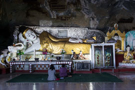 liegender Buddha in der Yathae Pyan Höhle