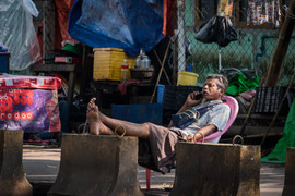Hauptsache das Geschäft läuft: Strassenszene in Yangon
