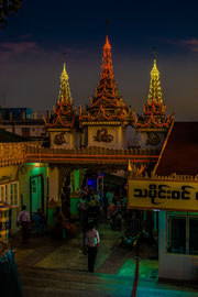 Nachts beim Tempel auf dem Golden Rock