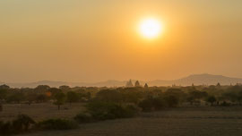 Sonnenuntergang bei Bagan: um weitere Zerstörung der Tempel durch Touristen einzudämmen wurde bei den historischen Tempelanlagen ein künstlicher Hügel erstellt, von dem aus man die Sonnenuntergänge nun anschauen kann.