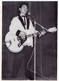 OSCAR REMEEUS met Egmond gitaar (1961)