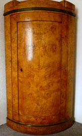 Eckschrank, Berlin, um 1800/05, selten verwendetes Pappelmaserfurnier, restauriert, H 161 cm, T 63 cm