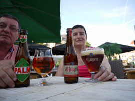 Fent unes cerveses a la plaça