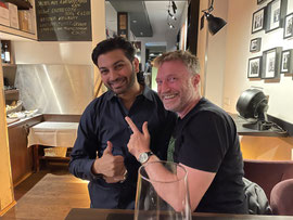 Chef und Inhaber Ricky Kumar. Chef and owner Ricky Kumar.  Lo chef e proprietario Ricky Kumar.