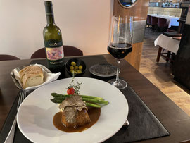 Rinderfilet und Rotwein, eine gute Wahl. Fillet of beef and red wine, a good choice. Filetto di manzo e vino rosso, una buona scelta.