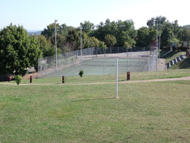 Terrain de tennis libre d'accès