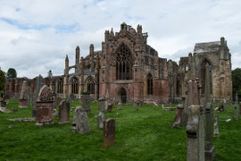 Die Ruine der Melrose Abbey liegt auf dem Südufer des River Tweed in den Scottish Borders etwa 60 km (Fahrtstrecke) südöstlich von Edinburgh bzw. ca. 15 km westlich der Nordostgrenze zu England in einer Höhe von etwa 88 m.