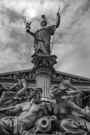 Vor dem Parlament in Wien