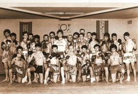 Gli esordi nella muay thai. Sono il primo da sinistra
