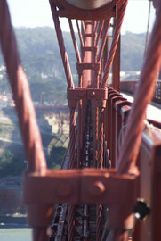 Drahtseilbefestigung entlang der Golden Gate Bridge