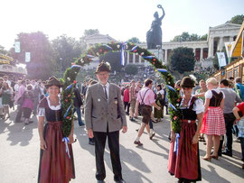 2012 darf er mit 2 Begleiterinnen beim Trachten und Schützenzug in München mitmarschieren.