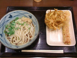 ▲丸亀製麺 青山オーバル店。大好き丸亀製麺。天ぷらは揚げたて。これで610円。安くて美味い。