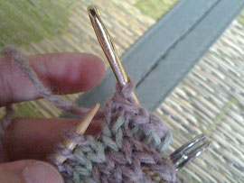 8.右側のかぎ針にある右側の糸を、左側の糸に被せます。