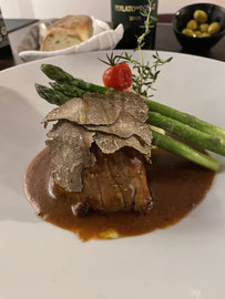 Rinderfilet mit Trüffel und Spargel. Beef fillet with truffle and asparagus. Filetto di manzo al tartufo e asparagi.