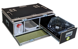Kleine Campingbox geöffnet mit Kanister, Kocher und Wasserschale