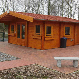 Ansicht auf Terassenbereich der Blockhütte