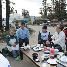 草刈2日目。昼食は地区長さんの奥様が芋煮を振舞ってくださいました。