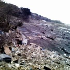 七ヶ浜・田圃の中の瓦礫