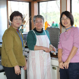 2日目、昼食の「芋煮」を岩沼センターで作ってくださる地区長さんの奥様(中央)