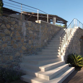 Escalier massif en pierre de Massangis.