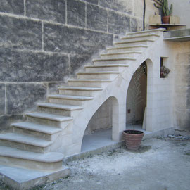 Escalier massif sur 2 arcs rampants le tout en pierre d'Estaillades.