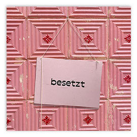 Neuheit StadtSichten Zürich: Besetzt-Schild vor rosa Fliesen