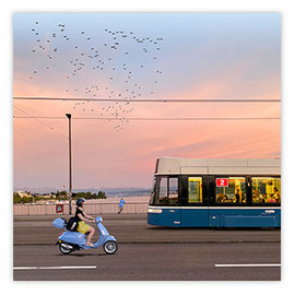 Neuheit StadtSichten Zürich: Blick von der Quaibrücke Zürich über den Zürisee bei Abendrot mit Tram und Vespa