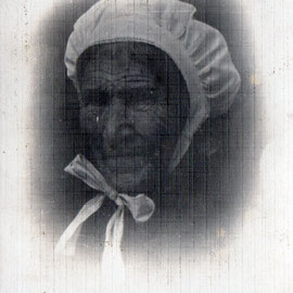Vieille femme du village vers 1930