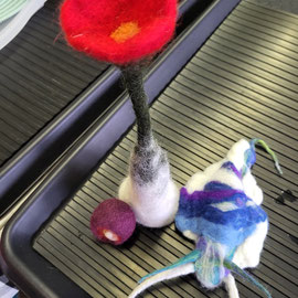 Gefilzte Eierwärmer Blume und Kleine Schnecke von Mädchen ab 3. Klasse