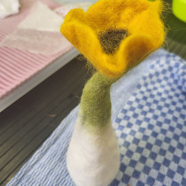 Gefilzte Eierwärmer Blume von einer Mutter ab 3. Klasse