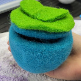 Blaue Filzdose von einem Mädchen ab 3. Klasse