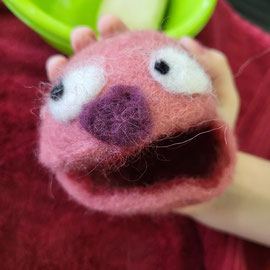 Gefilzte Himbeere von einem Mädchen ab 2. Klasse