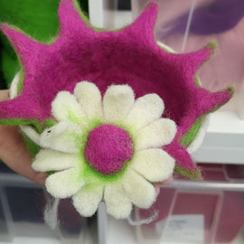 Zackenschale mit Blüte von einer Mutterfür Fortgeschrittene TN