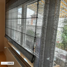transparentes-raffrollo-anthrazit-wellenvorhang-jab-schlafzimmer-lamellenjunker-gardinengeschaeft-langenselbold-alzenau