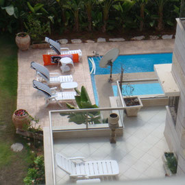 Vue sur la piscine privée des voisins du dessous