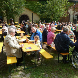 Vor allem viele Einheimische nutzten die Gelegenheit, im Schlosshof zu Mittag zu essen.