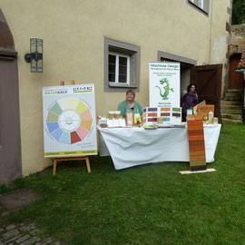 Auch ein Fachgeschäft für Naturfarben hatte eine Austellungsecke im Schlosshof.