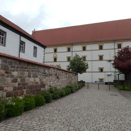 Der Hof der Amtskellerei mit dem Schüttbau (hinten quer) und dem Amtshaus (links).