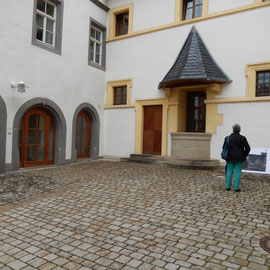 Ein Blick auf den Fürstenbau mit freigelegtem Brunnen und die drei Eingangsportale des Amtshauses.