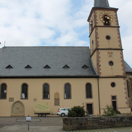 Wegen der unsicheren Witterung wurde das Konzert "Sagenhaft" der Heimatkapelle Michelau vom Schlosshof in die Pfarrkirche verlegt.