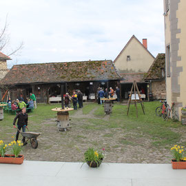 Im Schlosshof bereiteten sich die Helfer auf die Bewirtung der Gäste vor.