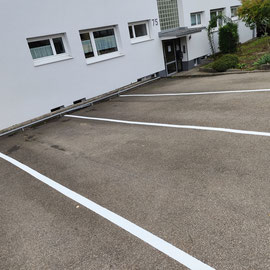 Neu Parkplatzmarkierungen mit extrem abriebfestem Markierungslack angefertigt.