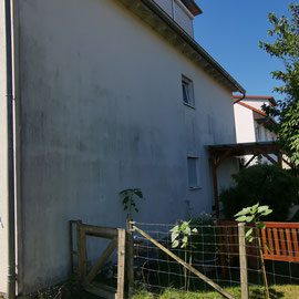 Fassade zeigt alten verwitterten zustand und mit Schimmelbefallener Oberfläche.
