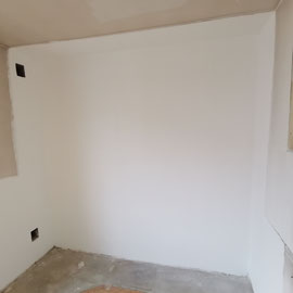 Schimmelsanierung mit neuer Putzoberfläche partiell gestrichen.
