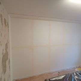 Schimmelsanierung mit hoch wirksamer Wandinnendämmung während der Sanierung. Hier sieht man den Aufbau.